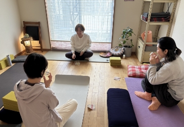 ヨガの後のお茶の時間に話す、講師と生徒２名
